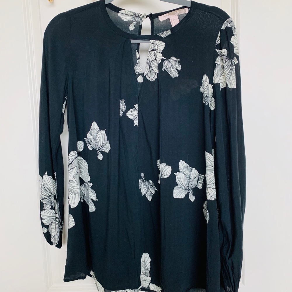 Thin long sleeve flowy blouse